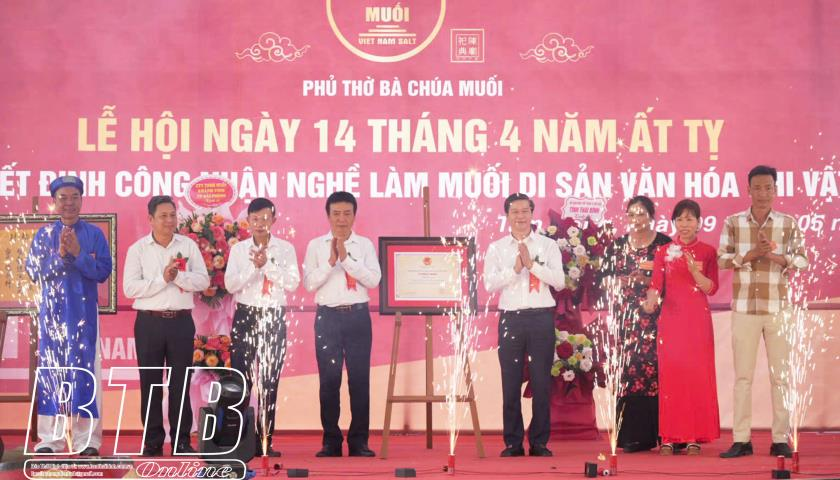 Lãnh đạo Sở VH-TT&DL tỉnh Thái Bình trao quyết định công nhận Nghề làm muối truyền thống của xã Thụy Hải là Di sản văn hóa phi vật thể Quốc gia cho chính quyền và nhân dân địa phương (ảnh: Báo T.B).